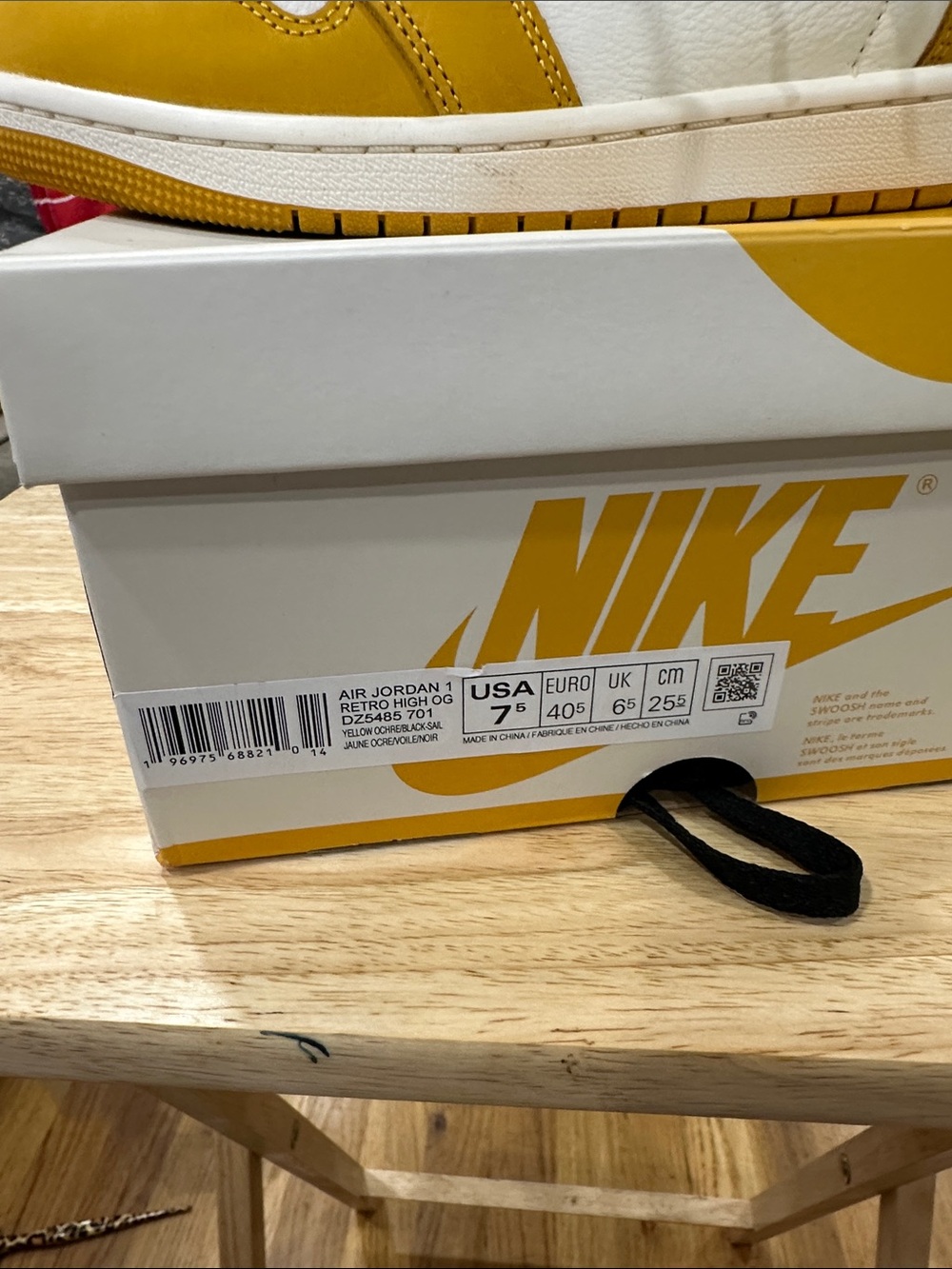 Nike Men’s High-Top Sneakers in Yellow, White & Black - Picture 3 of 4